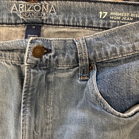 2 Pairs Women’s Plus Size Jeans Size 17 - Picture 2 of 4